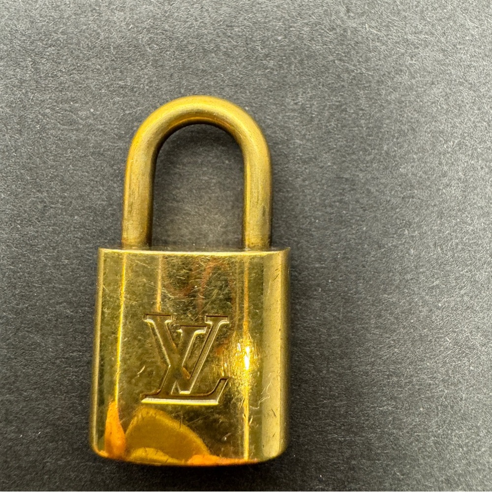 Louis Vuitton Shiny 325 Gold Lock No Key